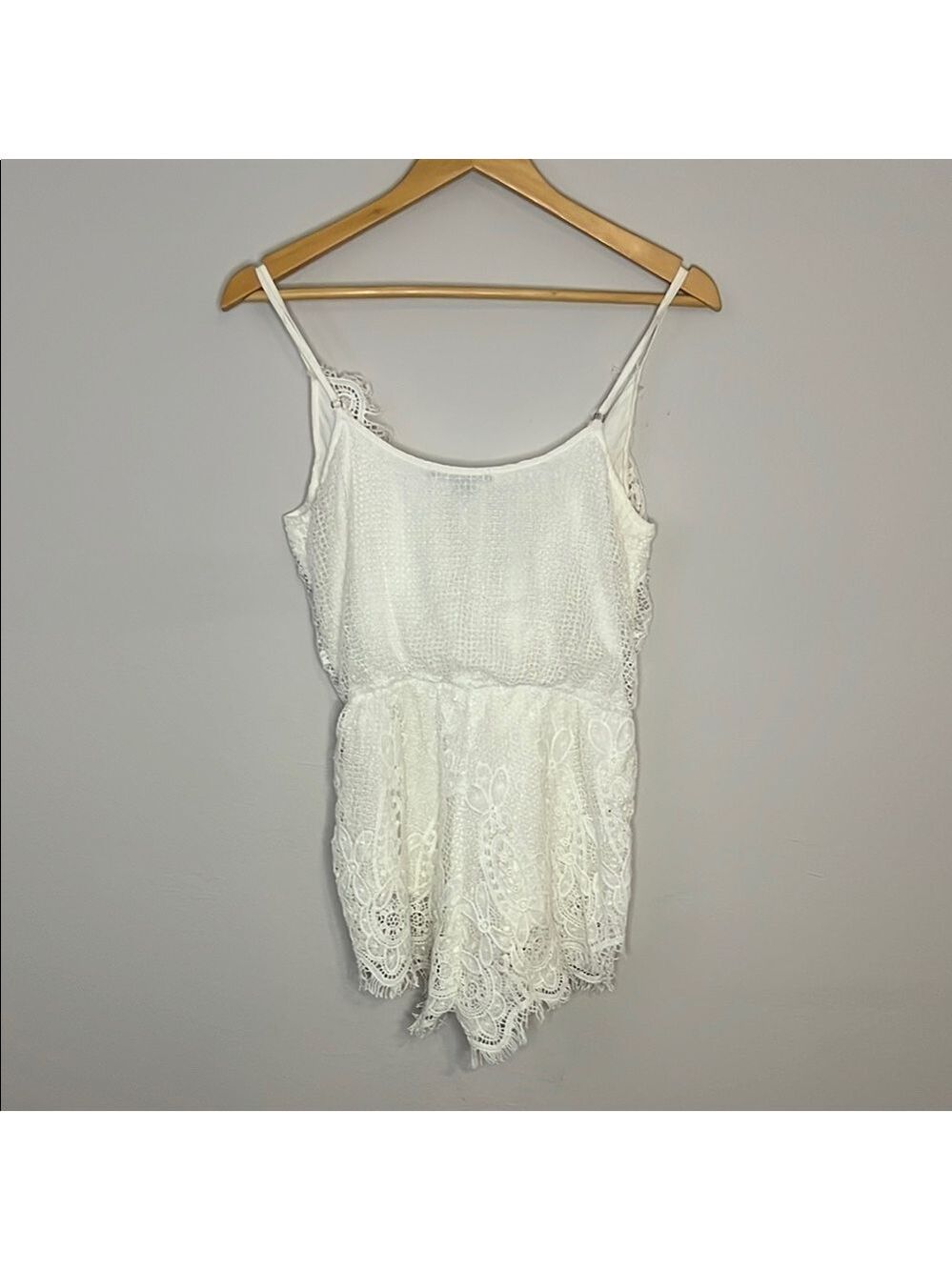 Maddy K - White Lace Romper with Delicate Floral Patterns - Picture 5 of 6